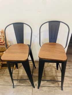 Set of 4 — metal bar stools. 360 swivel feature.