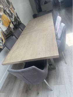 Dining table set with 8 chairs like new condition !