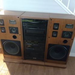 Stereo System With Speakers