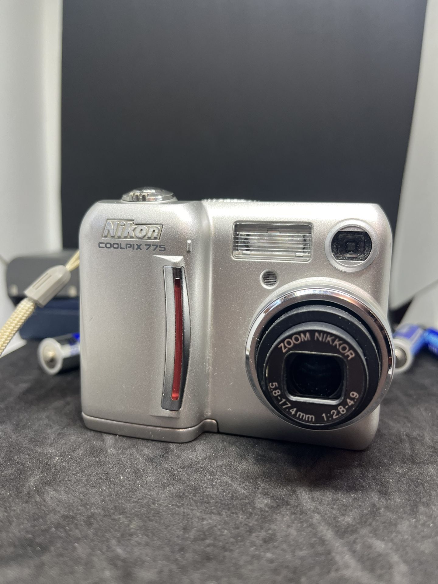 Nikon COOLPIX 775 2.1MP Digital Vintage Camera - Silver
