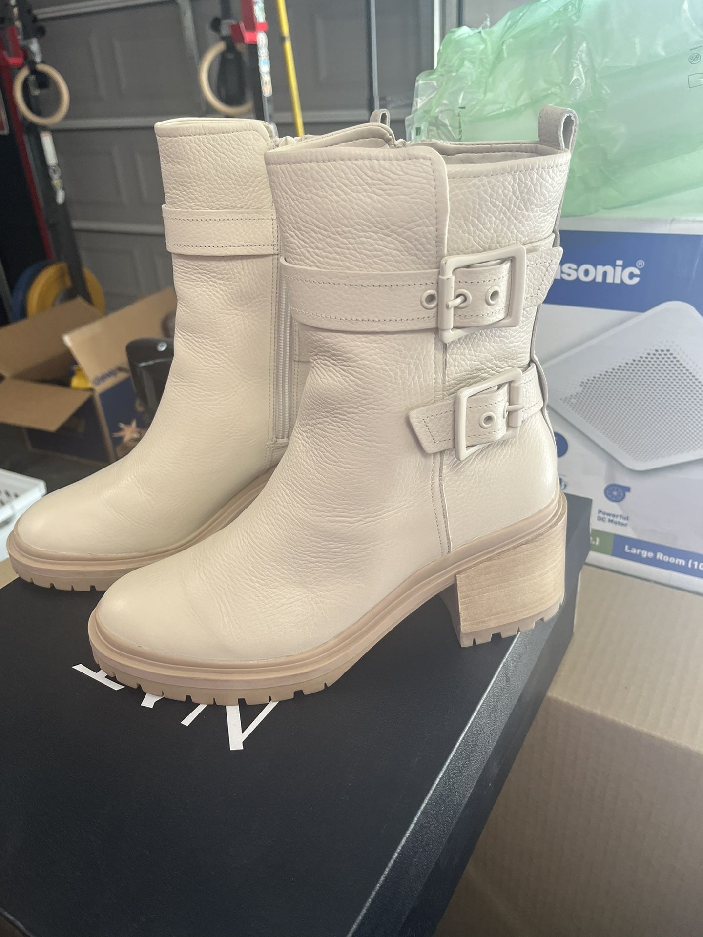 Ladies 8 Medium Cream Leather Boots