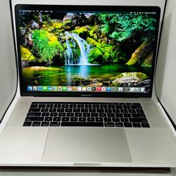 Apple MacBook 2017 15” TouchBar 2.9Ghz Core i7 16GB 500GB Radeon Pro 560 4GB -Screen Delam