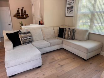Crème colored sectional couch