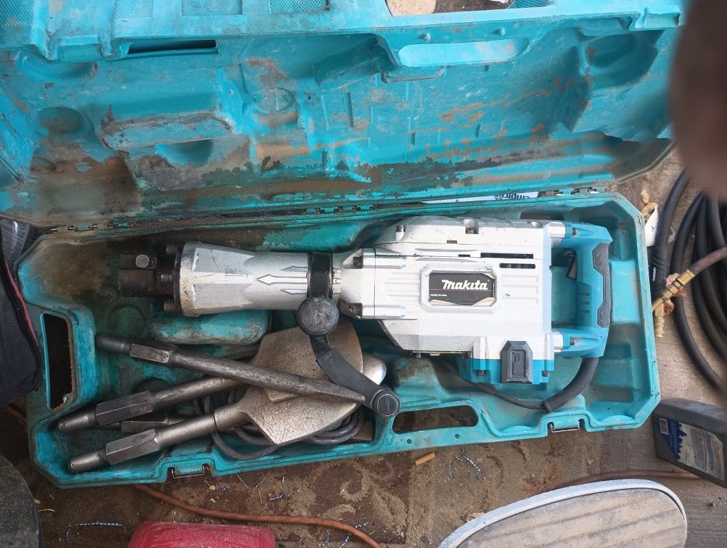 Makita Electric Jack Hammer, Model Mh1304 B