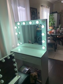 Vanity makeup desk with led lights