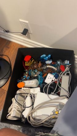 Huge lot of skylanders with Wii console and games