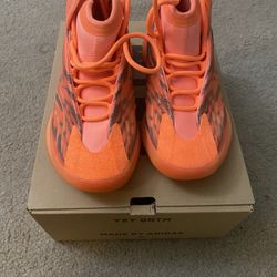 Adidas Yeezy QNTM - HI-RES ORANGE 