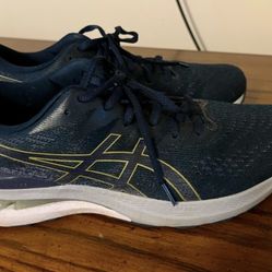 These are a pair of Women's ASICS GEL-Kayano 28 running shoes.