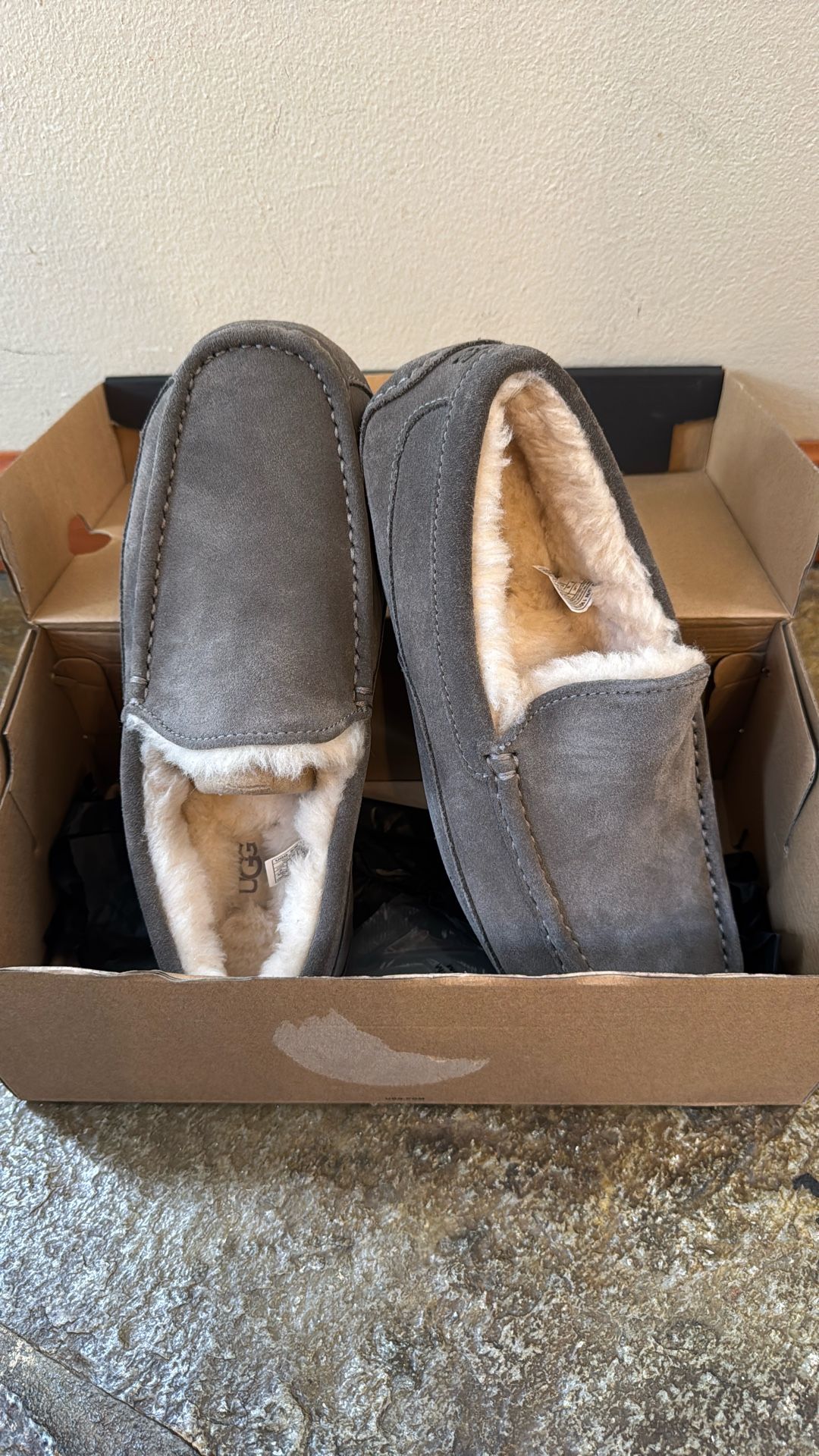 New UGG Ascot Grey Slippers Size US Mens 9 M MSRP 115