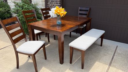 Beautiful SOLID WOOD Dining Set for 6! Strong, Heavy and Strong. Table + 4 chairs and 1 bench!