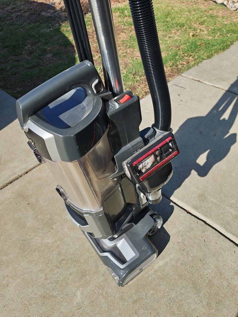 Shark Lift away Navigator Vacuum 80 Firm Like New