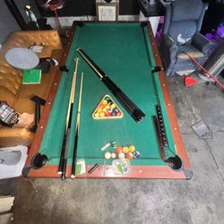 Pool table with Slate Top + accessories 