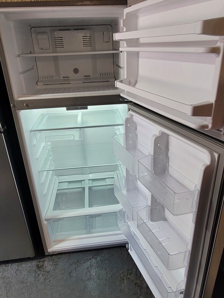 Like New 2022 Whirlpool 18cu Ft Stainless Steel Top 28X28X67