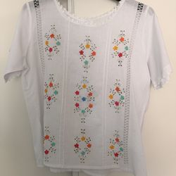 Handmade woman’s blouse. Blusa echa a mano