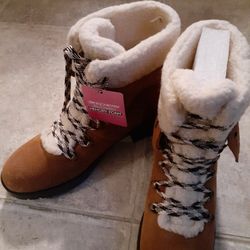 SKETCHERS MEMORY FOAM  LADIES  BOOTS SIZE  9  NEW $40