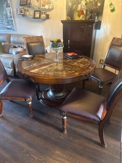 Dining room with 4 chairs