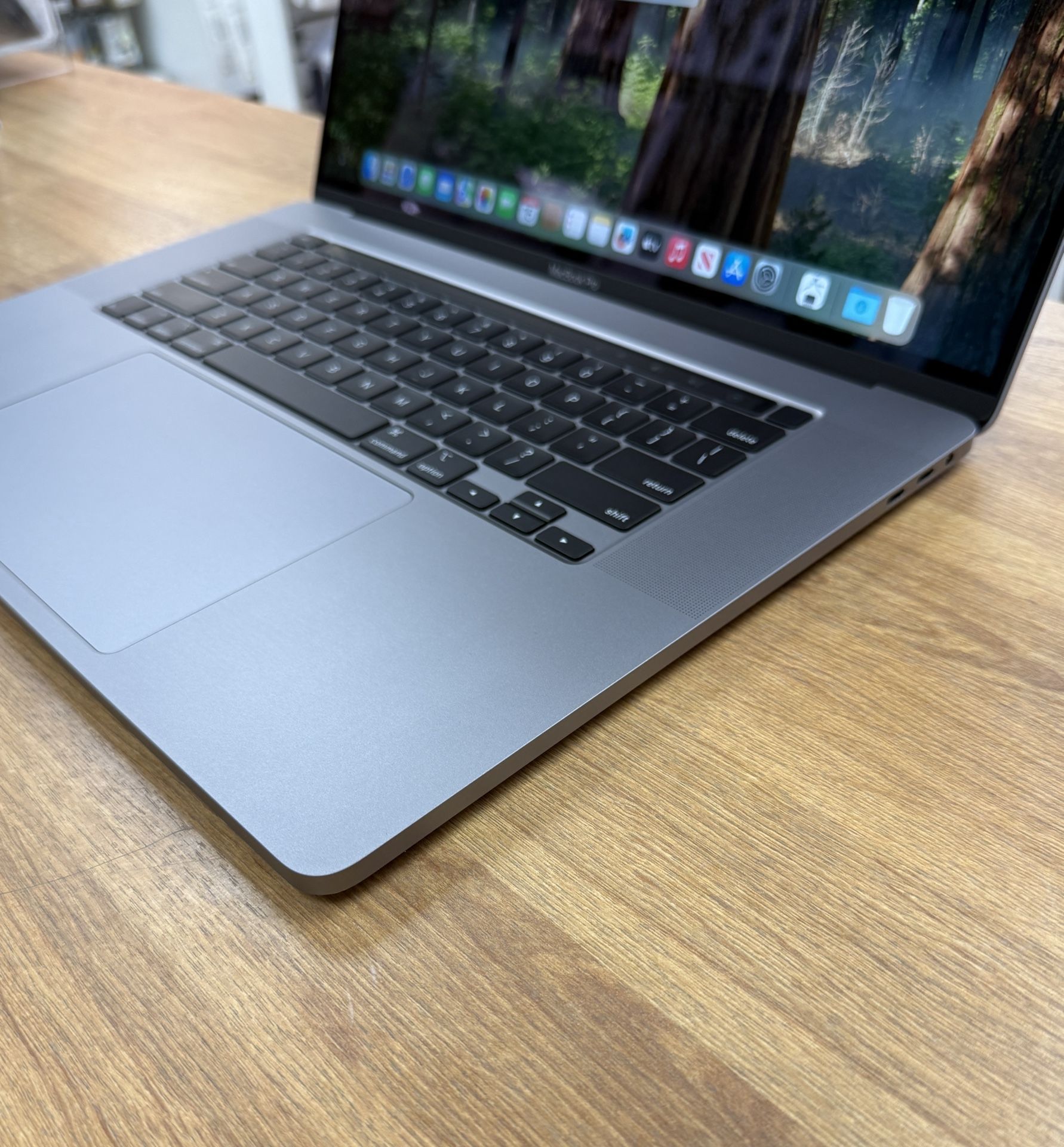 16 inch MacBook Pro Touchbar 32GB RAM*1TB SSD*2.4Ghz Intel 8 Core
