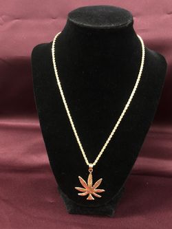10 kt Marijuana Necklace