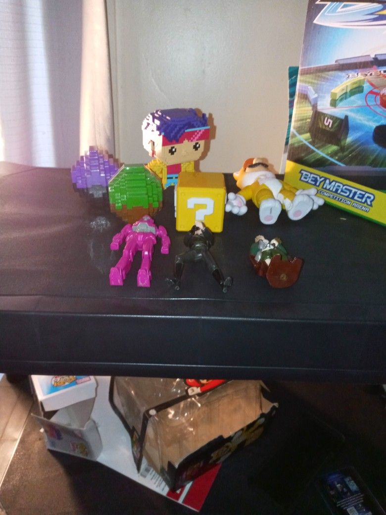 Loose And Complete Figure/Toy Lot!!