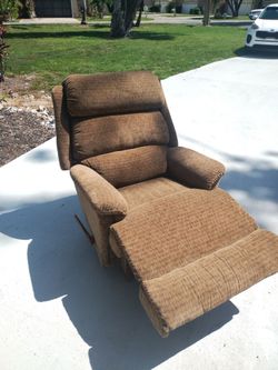 🛋️ MOVING SALE – Genuine La-Z-Boy Recliner Rocker – Only $25! 🛋️