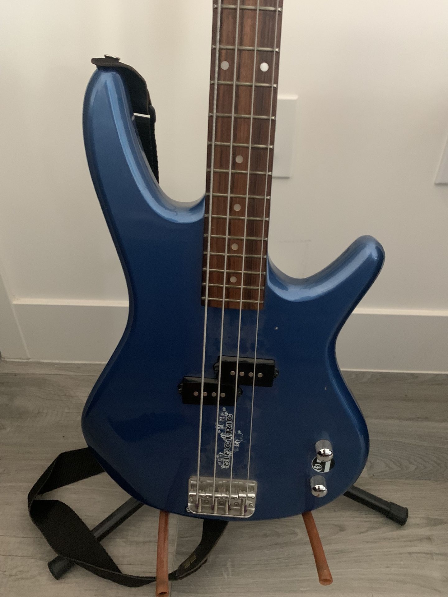 Bass guitar