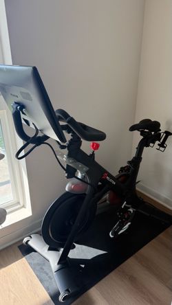 Peloton Bike, original model, with PLTN-RB1VO monitor/tablet. Comes with the mat, shoes and weights