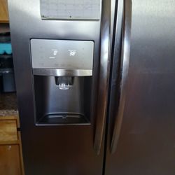Frigidaire double door refrigerator freezer w/ ice maker