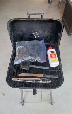 BBQ Charcoal Grill.  Backyard Grill. Great Condition With Extras.  16"×16".