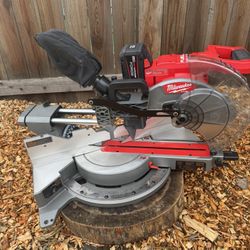 Milwaukee M18 FUEL 18V Lithium-Ion Brushless Cordless 12 in. Dual Bevel Sliding Compound Miter Saw Kit 