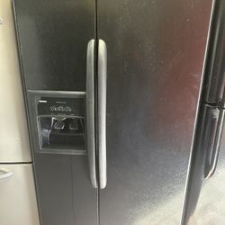 Kenmore Black Refrigerator (Side by Side)(35.5(w) x 69.5(h) x 30(d)