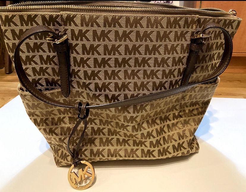 Michael Kors Jet Set Signature Logo Tote Bag