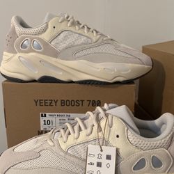 “Analog” Yeezy boost 700
