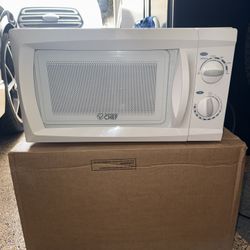 Big Chef Microwave — Like New Condition 