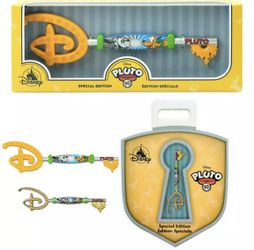 ✨Disney Store Key Pluto 90th Anniversary & Key Pin Limited Edition✨