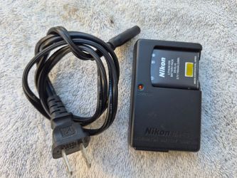 Nikon MH-63 Battery Charger with EN-EL10 Battery