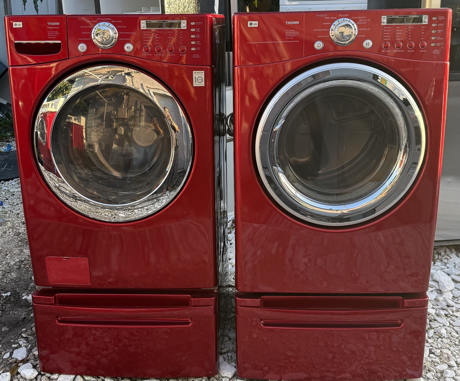 LG washing machine set in very good condition, working perfectly, pedestals included