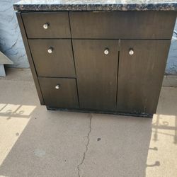 SE VENDEN 2 MUEBLES PARA BAÑO,  LAVAMANOS.