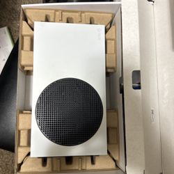 Used Xbox Series S (BUNDLE WITH 2 HEADPHONES AND 2 CONTROLLERS)  (SELLING ASAP) 