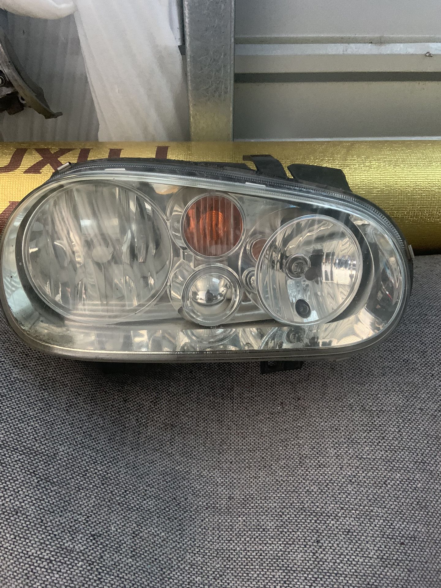 02-05 VW PASSENGER SIDE HEADLIGHT 