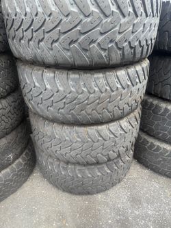 Vendo 35/12.50/R20 las 4 llantas Toyo Mt por $200