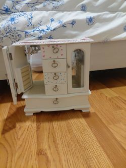 Jewelry box