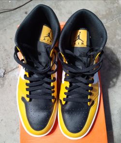Air Jordan 1 Mid Yellow Black Sneakers Mens Size 13 Very Gently Used