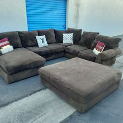 Modern huge sectional couch with ottoman, very clean,