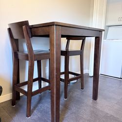 High top with twith two chairs