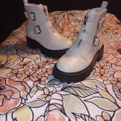 Steve Madden Kid's White Buckle Ankle Boots (Wrenn Boots) Size 2 -Big Kid