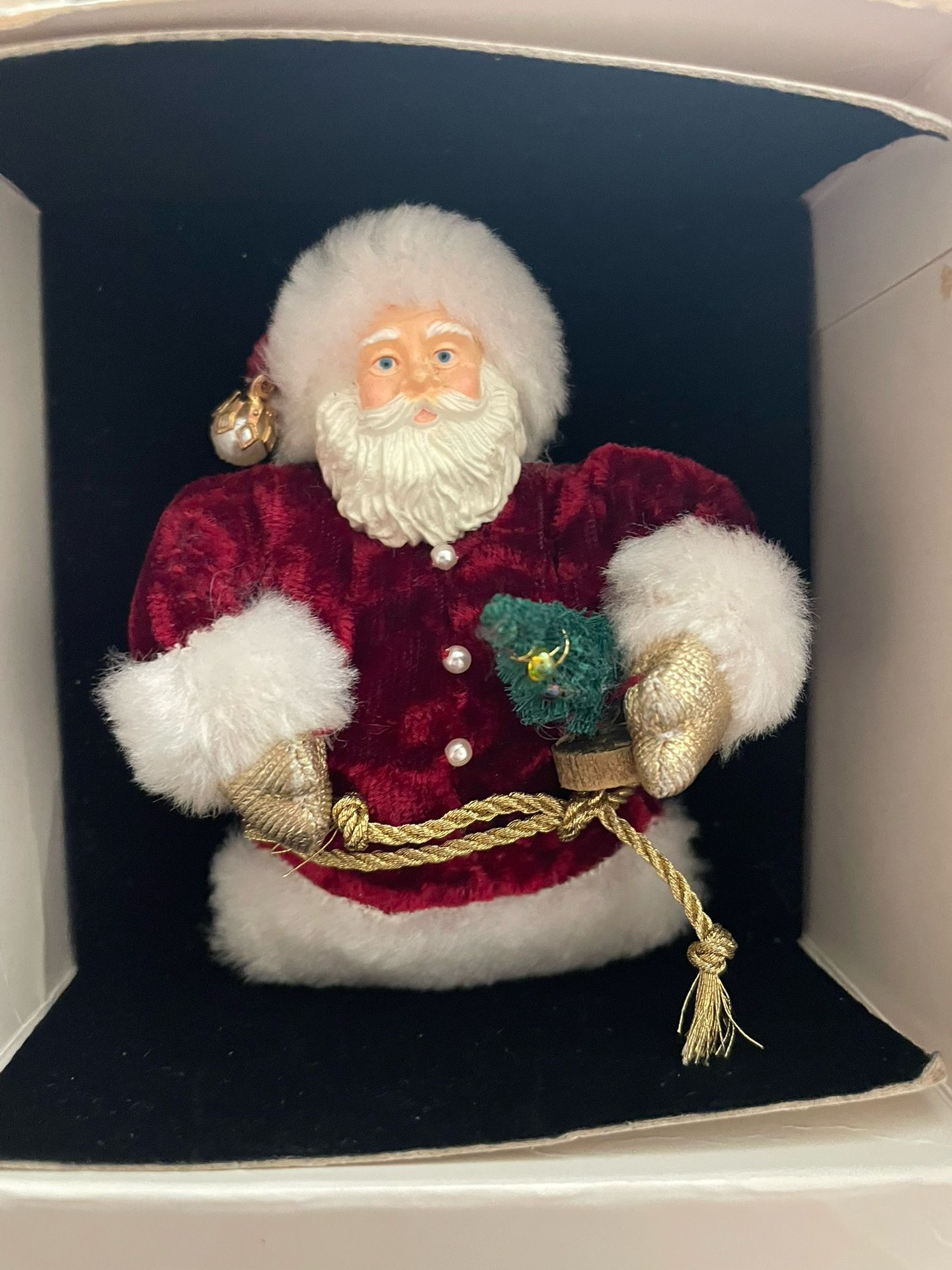 AVON Victorian Santa Ornament PIN w/box
