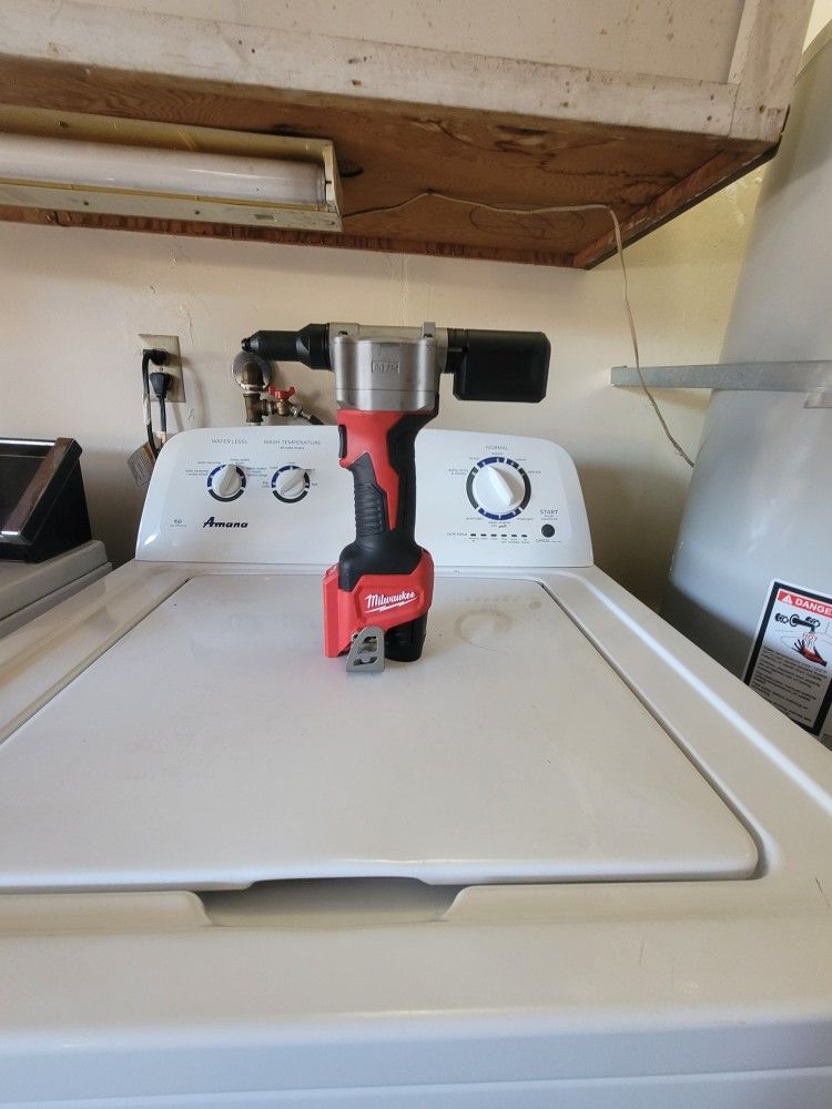 Milwaukee M12 Cordless Rivet tool