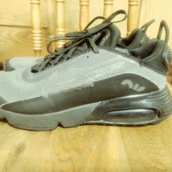 NIKE YOUTH AIR MAX SHOES SIZE 6.5