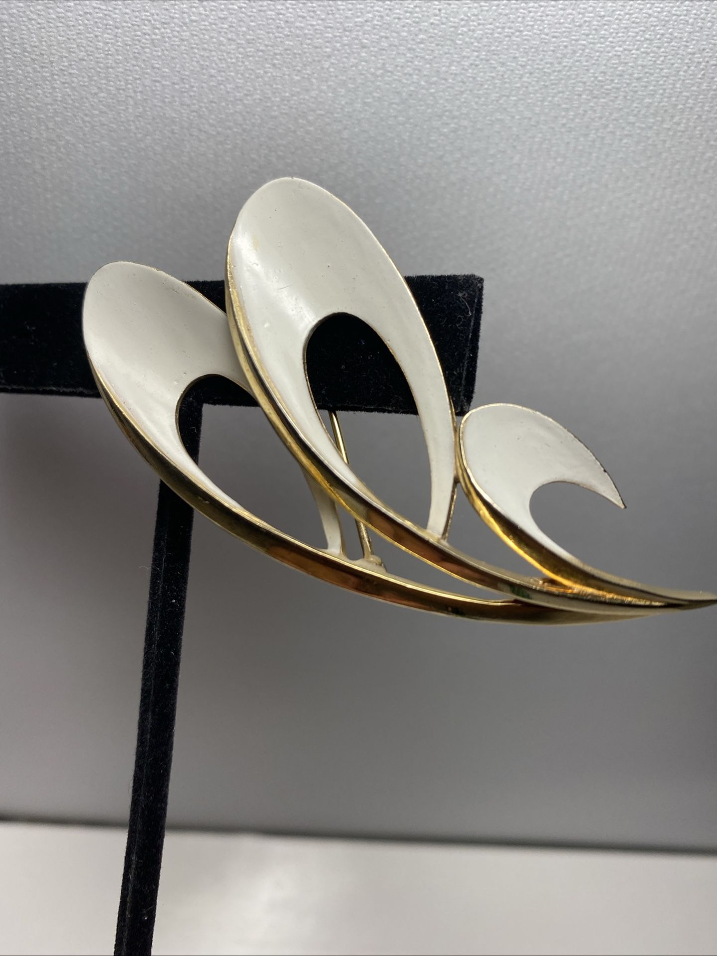 Vintage Crown Trifari Wind Blown Gold Tone & White Enamel Modernist Brooch 1960’s