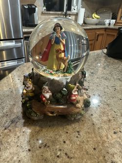 Snow White and seven Dwarf musical snow globe 